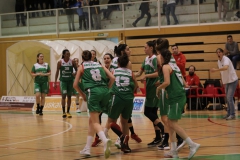 11-036-GDKO-IBAIZABAL-de-LF2-felicitandose-tras-el-triunfo-ante-CORTEGADA-el-01-04-2017