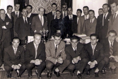 3-042-AGUILAS-Camp.-1a-Div.Recepcion-Ayto.-Bilbao-27-Jun-1958
