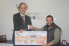 12-005-EL-PRESI-Y-EL-GANADOR-DEL-DISEnO-BALoN-EL-26-05-2016