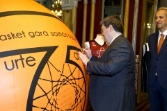 12-013-Juan-Mari-Aburto-firmando-el-gigabalon
